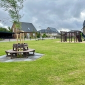 Bild vom Spielplatz anzeigen.
