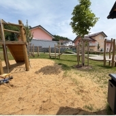 Bild vom Spielplatz anzeigen.