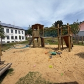 Bild vom Spielplatz anzeigen.