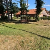 Bild vom Spielplatz anzeigen.