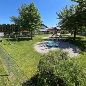 Bild vom Spielplatz anzeigen.