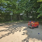 Bild vom Spielplatz anzeigen.