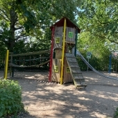 Bild vom Spielplatz anzeigen.