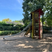 Bild vom Spielplatz anzeigen.