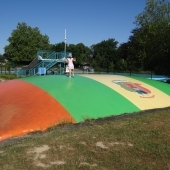 Bild vom Spielplatz anzeigen.