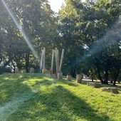 Bild vom Spielplatz anzeigen.