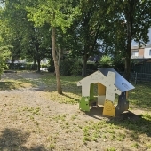 Bild vom Spielplatz anzeigen.
