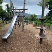 Bild vom Spielplatz anzeigen.