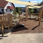 Bild vom Spielplatz anzeigen.
