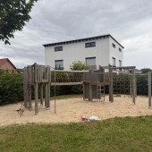 Bild vom Spielplatz anzeigen.