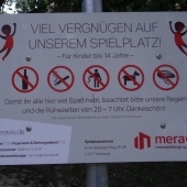 Bild vom Spielplatz anzeigen.