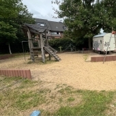 Bild vom Spielplatz anzeigen.