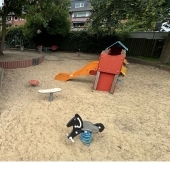 Bild vom Spielplatz anzeigen.