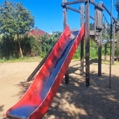 Bild vom Spielplatz anzeigen.