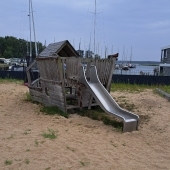 Bild vom Spielplatz anzeigen.