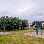 Bild vom Spielplatz anzeigen.