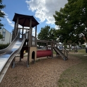 Bild vom Spielplatz anzeigen.