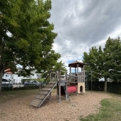 Bild vom Spielplatz anzeigen.