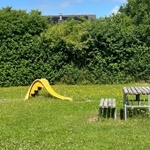 Bild vom Spielplatz anzeigen.