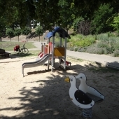 Bild vom Spielplatz anzeigen.
