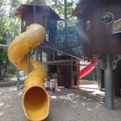 Bild vom Spielplatz anzeigen.
