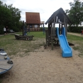 Bild vom Spielplatz anzeigen.
