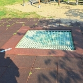Bild vom Spielplatz anzeigen.