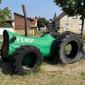 Bild vom Spielplatz anzeigen.