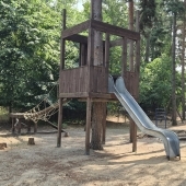 Bild vom Spielplatz anzeigen.