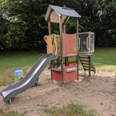 Bild vom Spielplatz anzeigen.