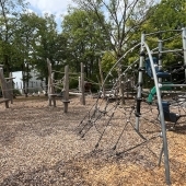 Bild vom Spielplatz anzeigen.