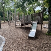 Bild vom Spielplatz anzeigen.