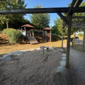 Bild vom Spielplatz anzeigen.