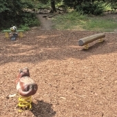 Bild vom Spielplatz anzeigen.