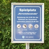 Bild vom Spielplatz anzeigen.
