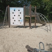 Bild vom Spielplatz anzeigen.