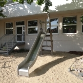 Bild vom Spielplatz anzeigen.