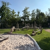 Bild vom Spielplatz anzeigen.