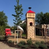 Bild vom Spielplatz anzeigen.