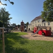 Bild vom Spielplatz anzeigen.