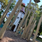 Bild vom Spielplatz anzeigen.