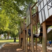 Bild vom Spielplatz anzeigen.