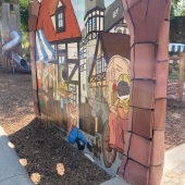 Bild vom Spielplatz anzeigen.