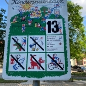 Bild vom Spielplatz anzeigen.
