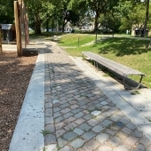 Bild vom Spielplatz anzeigen.