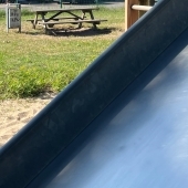 Bild vom Spielplatz anzeigen.