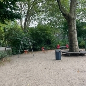 Bild vom Spielplatz anzeigen.