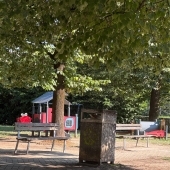 Bild vom Spielplatz anzeigen.