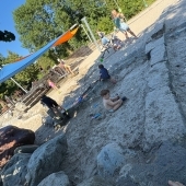 Bild vom Spielplatz anzeigen.