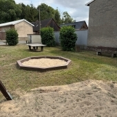 Bild vom Spielplatz anzeigen.